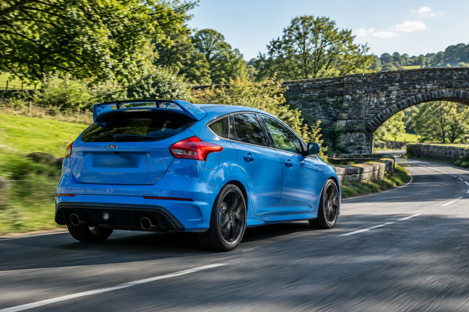 АВТО 1007538 синий Ford Focus RS у старого каменного моста
