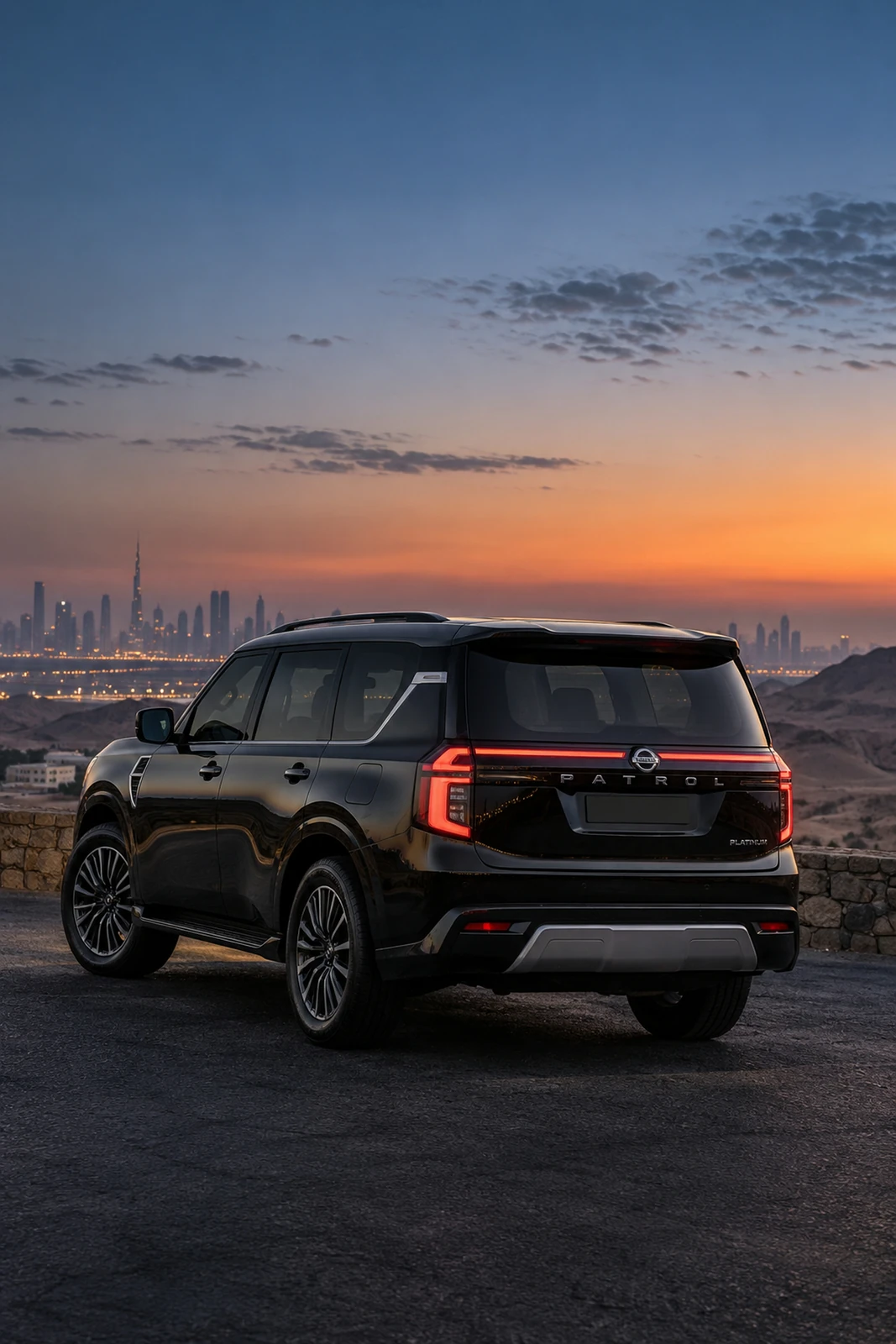 АВТО 1007571 чёрный Nissan Patrol на границе города и пустыни