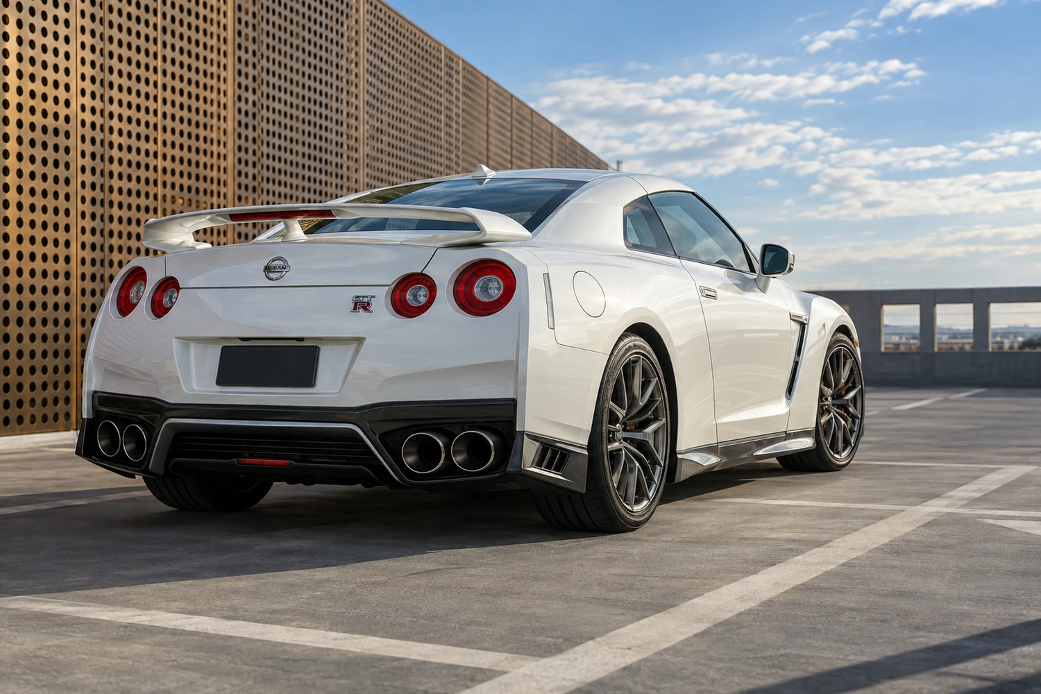 АВТО 1006742 Nissan GTR R35 белый перламутр крыша паркинга