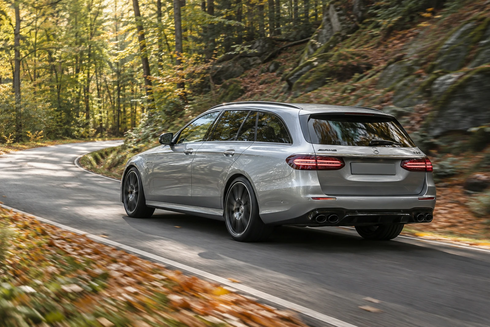 АВТО 1007514 серебристый Mercedes AMG E53 на осенней дороге