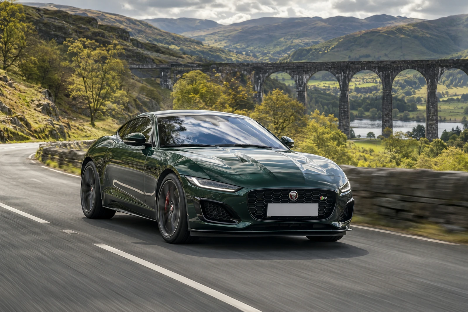 АВТО 1008602 Ягуар FType R Coupe зелёный Каменный виадук Уэльса
