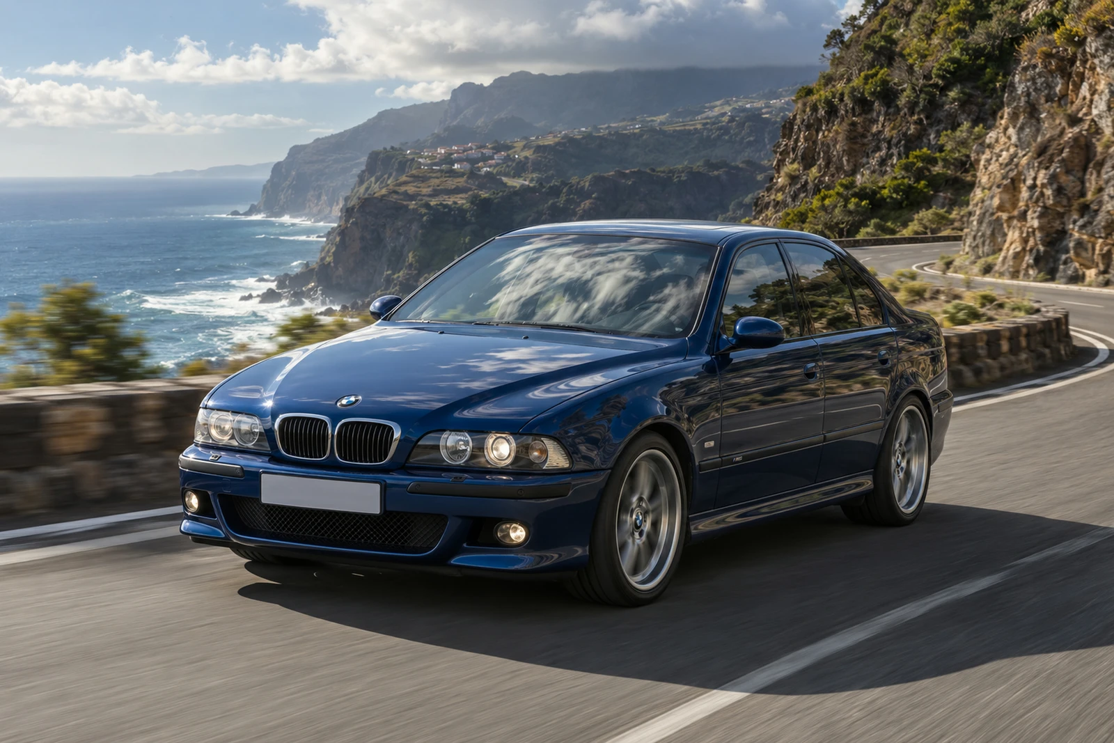 АВТО 1008582 БМВ M5 E39 синий Атлантический утёс в движении