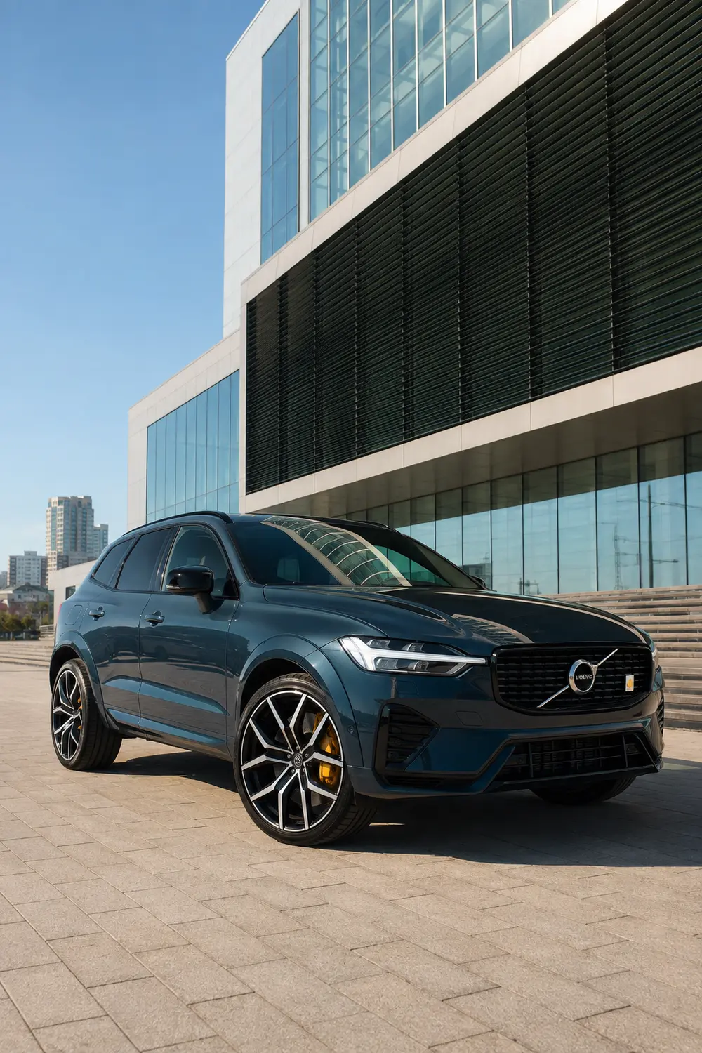 АВТО 1003957 тёмно бирюзовый Volvo XC60 Polestar у архитектуры Екатеринбурга
