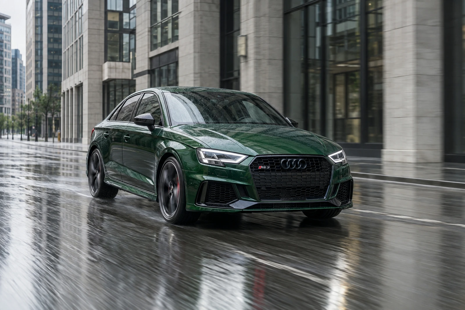 АВТО 1007560 зелёный Audi RS3 на мокрой городской улице