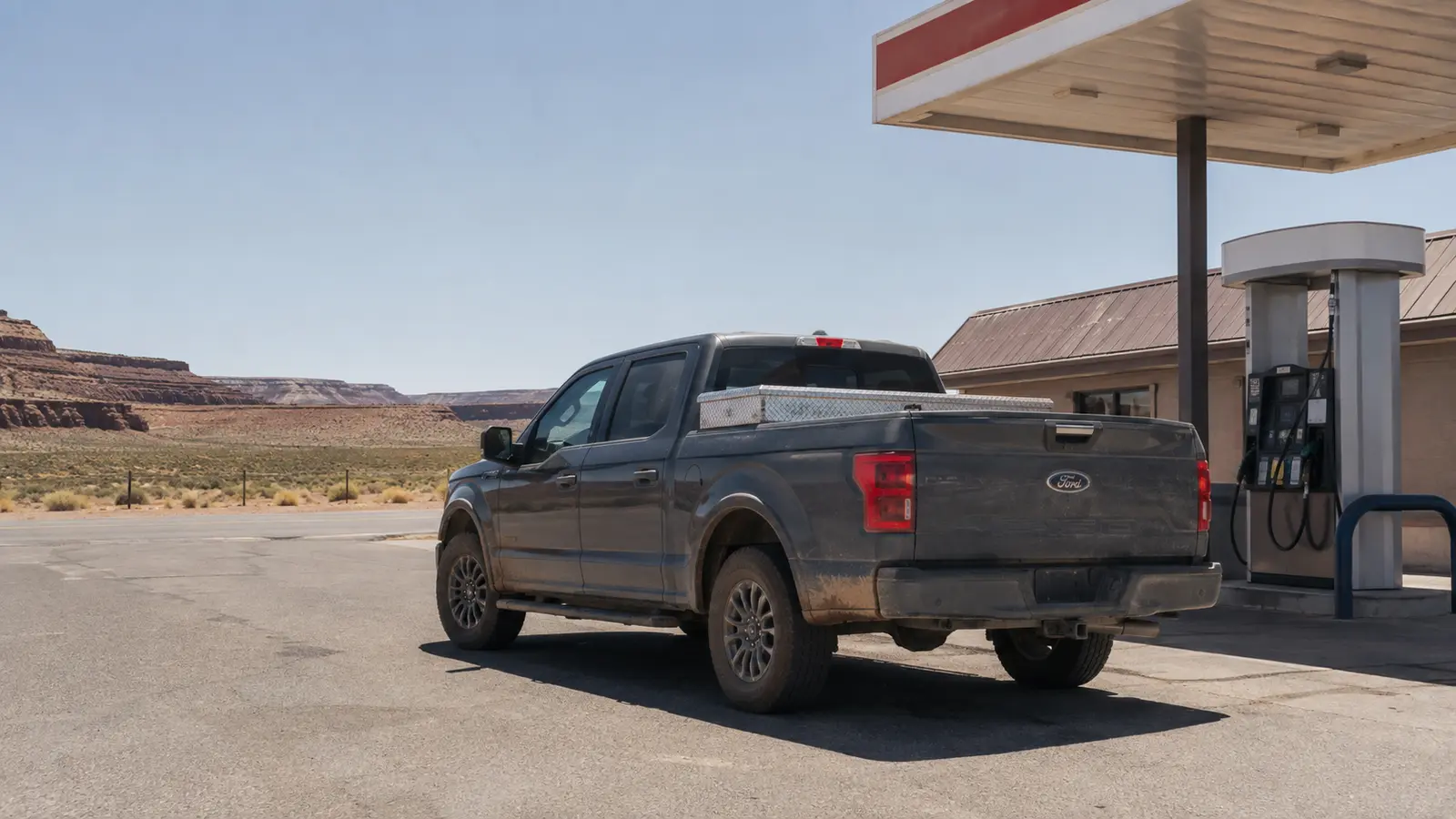 АВТО 1000077 серый Ford F-150 у дороги в пустыне