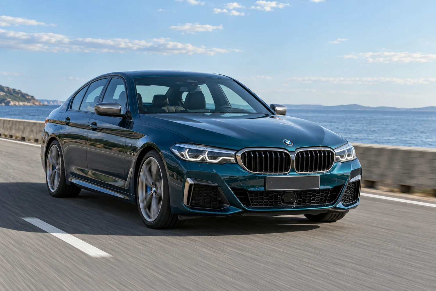 АВТО 1006822 BMW M550i G30 бирюзовый дорога у воды