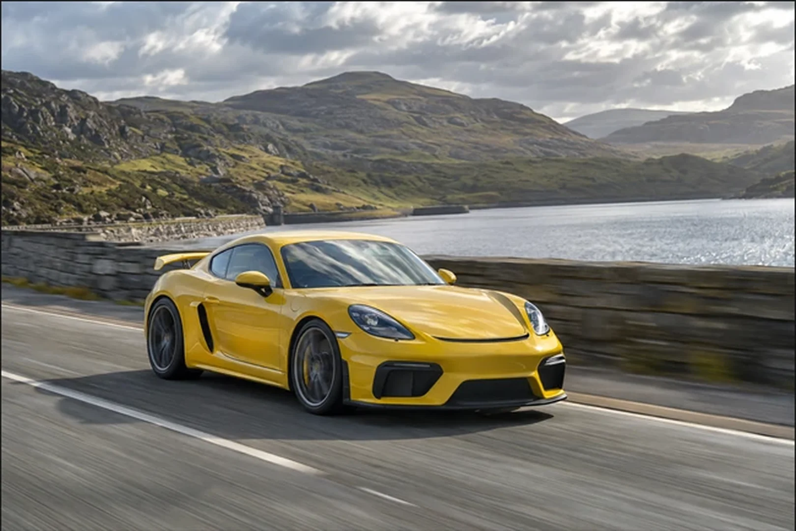 АВТО 1008728 Porsche 718 Cayman GT4 жёлтый каменная