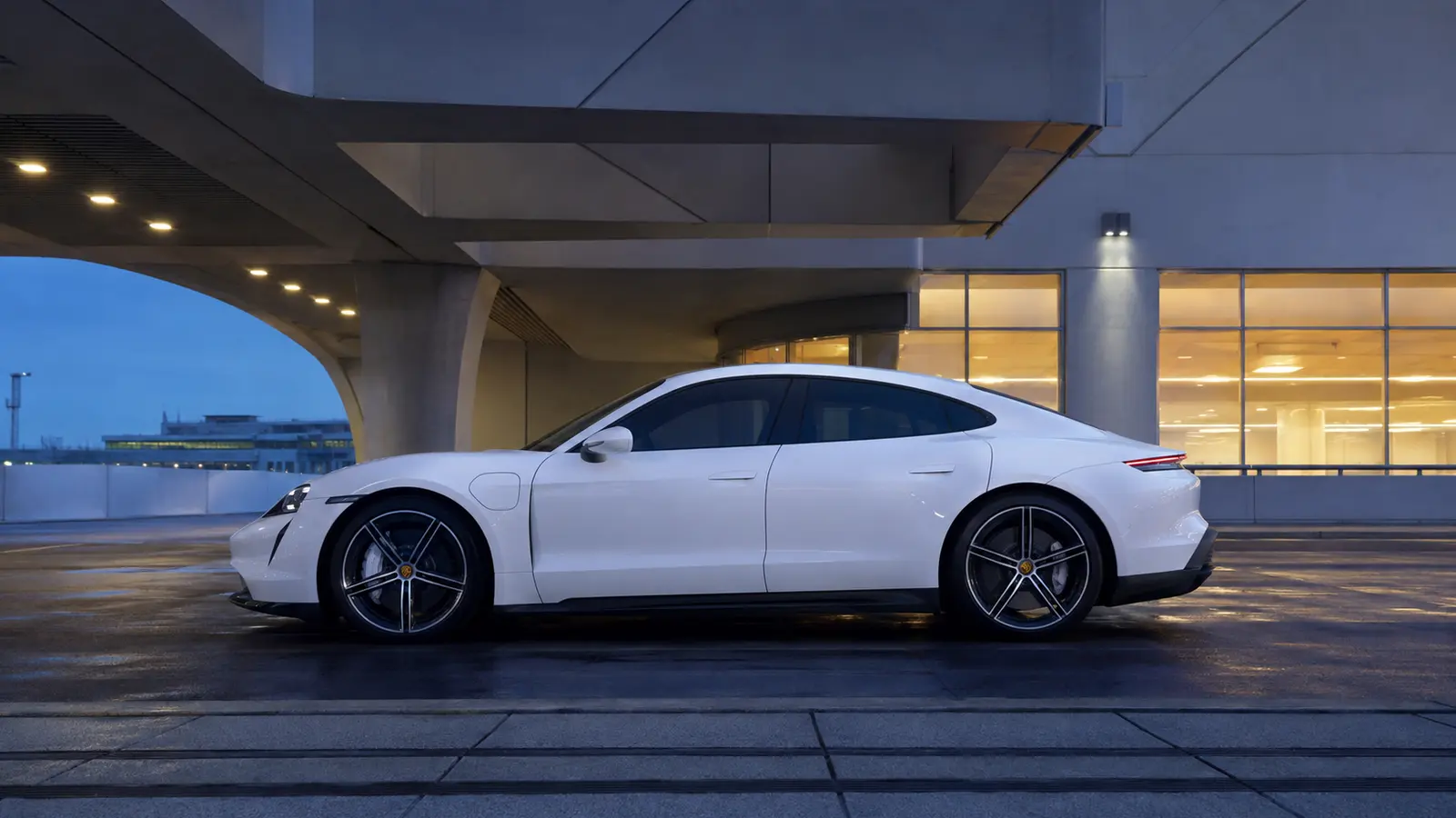 АВТО 1000038 белый Porsche Taycan Turbo у терминала