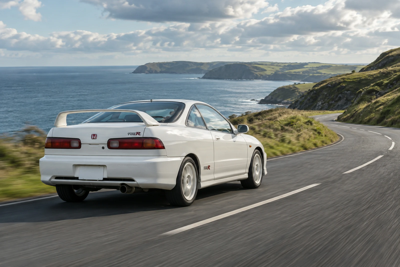 АВТО 1007598 белая Honda Integra Type R DC2 на прибрежной дороге
