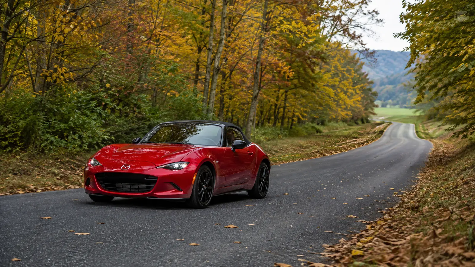 АВТО 1000047 красная Mazda MX5 осенью