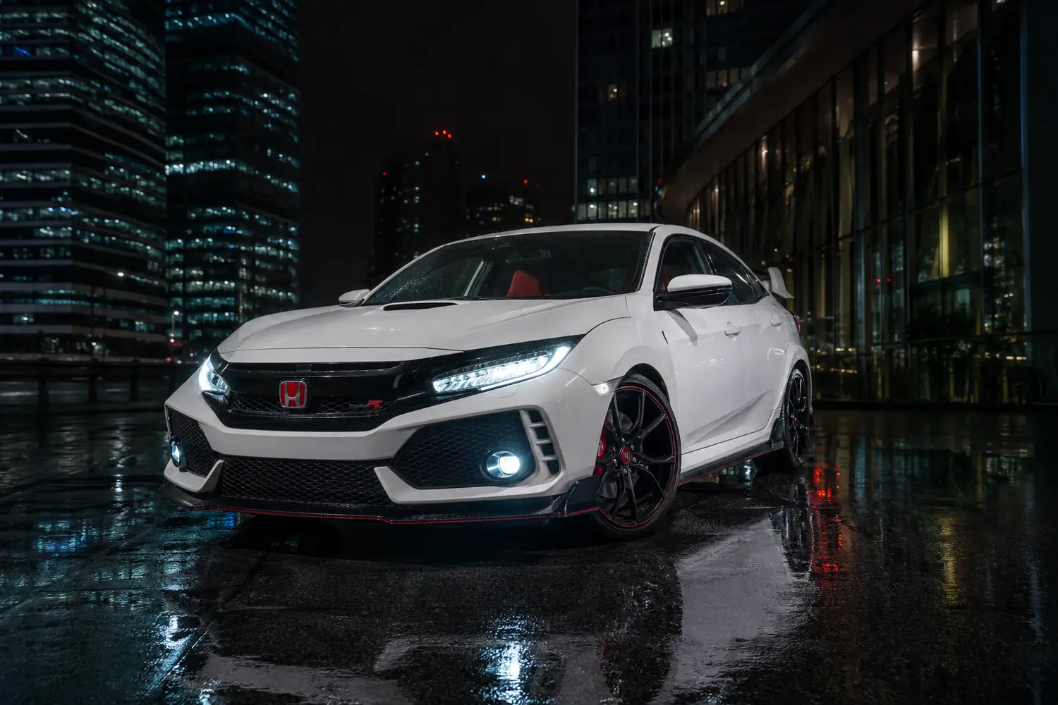 АВТО 1003934 белый Honda Civic Type R в ночном Сингапуре