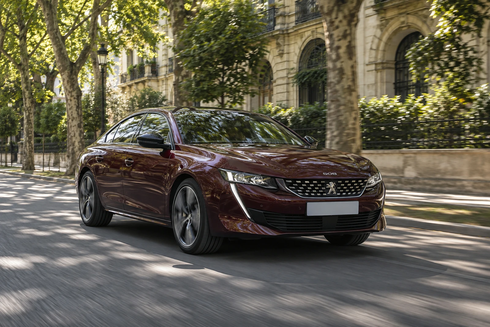 АВТО 1007506 бордовый Peugeot 508 на зелёном городском бульваре