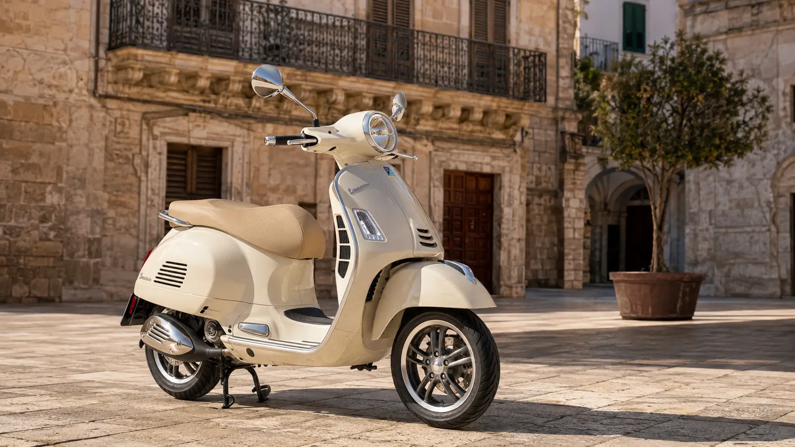 АВТО 1000120 светлый Vespa GTS на городской площади