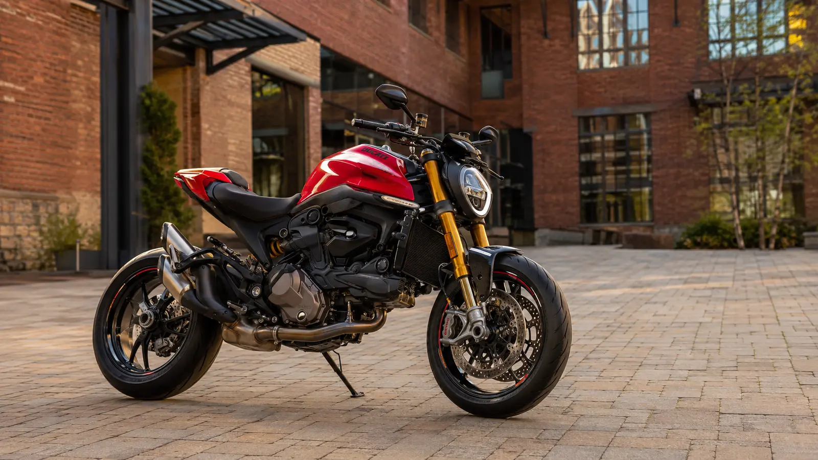 АВТО 1000180 красный Ducati Monster SP в городском дворе