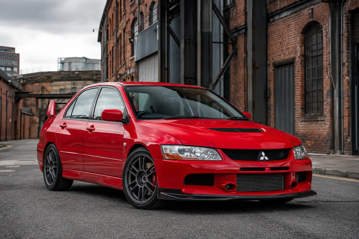 АВТО 1003922 красный Mitsubishi Lancer Evolution IX на индустриальной улице