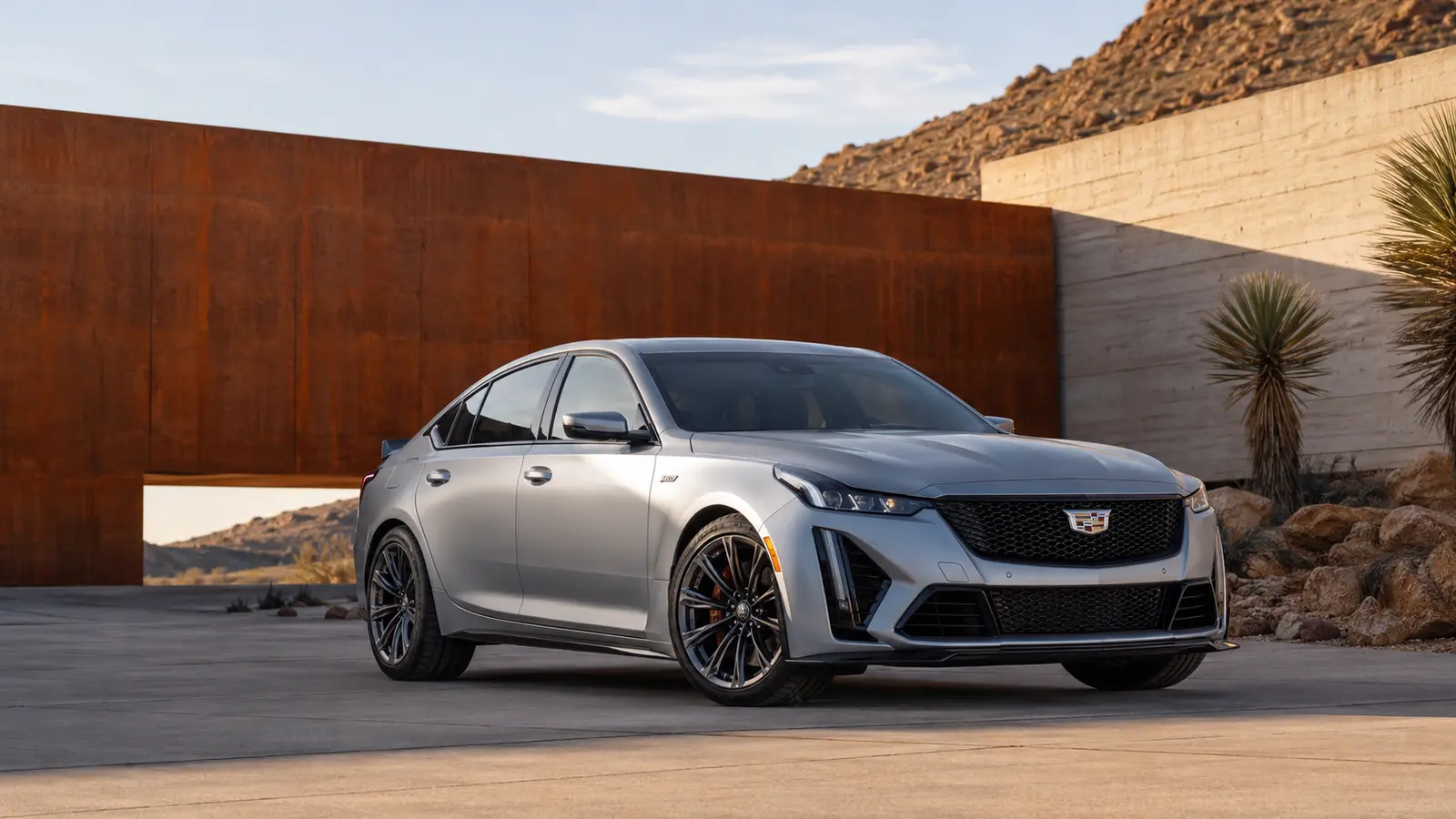 АВТО 1000199 серебристый Cadillac CT5-V Blackwing у пустынной архитектуры
