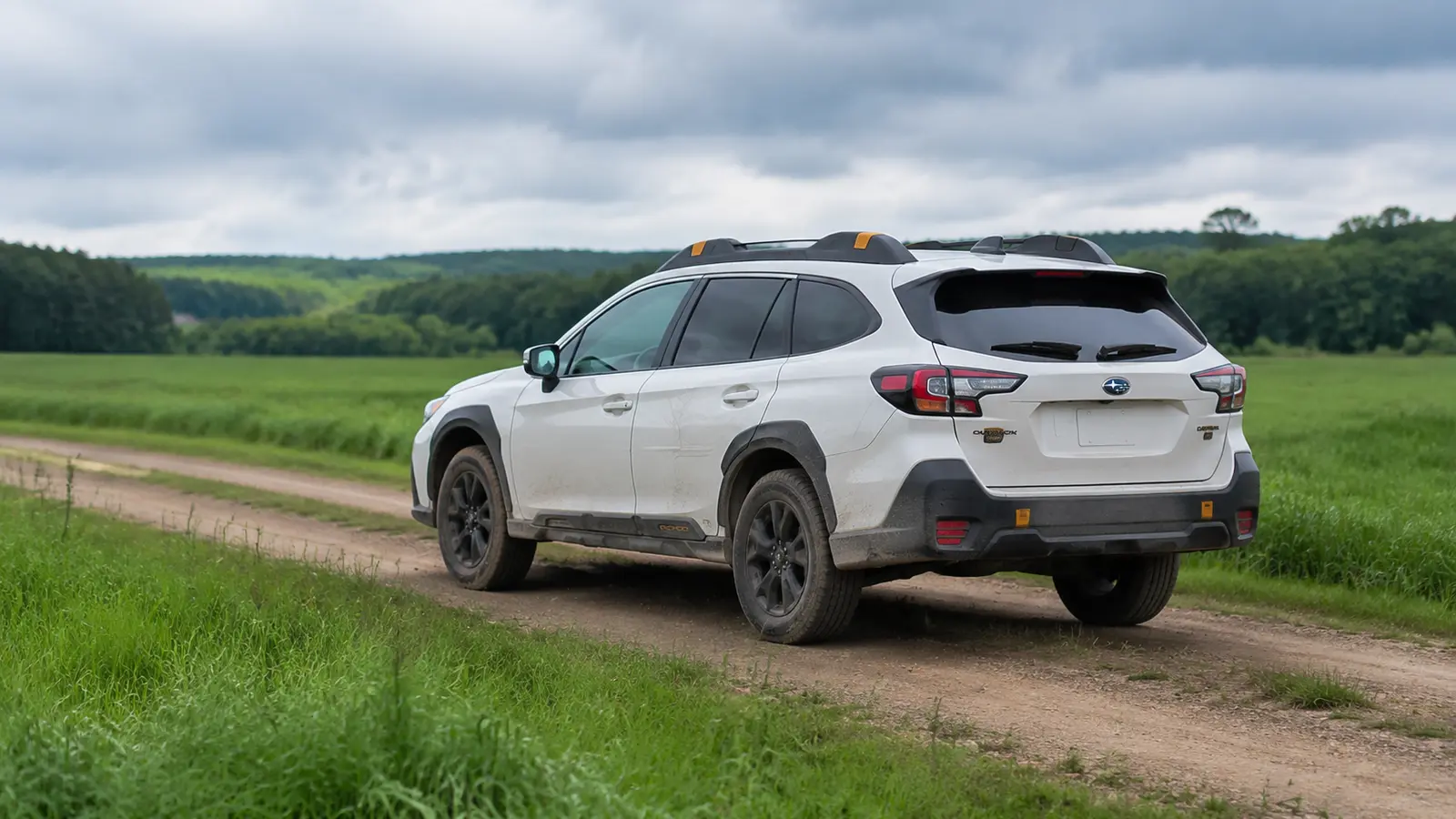 АВТО 1000066 белый Subaru Outback на просёлке