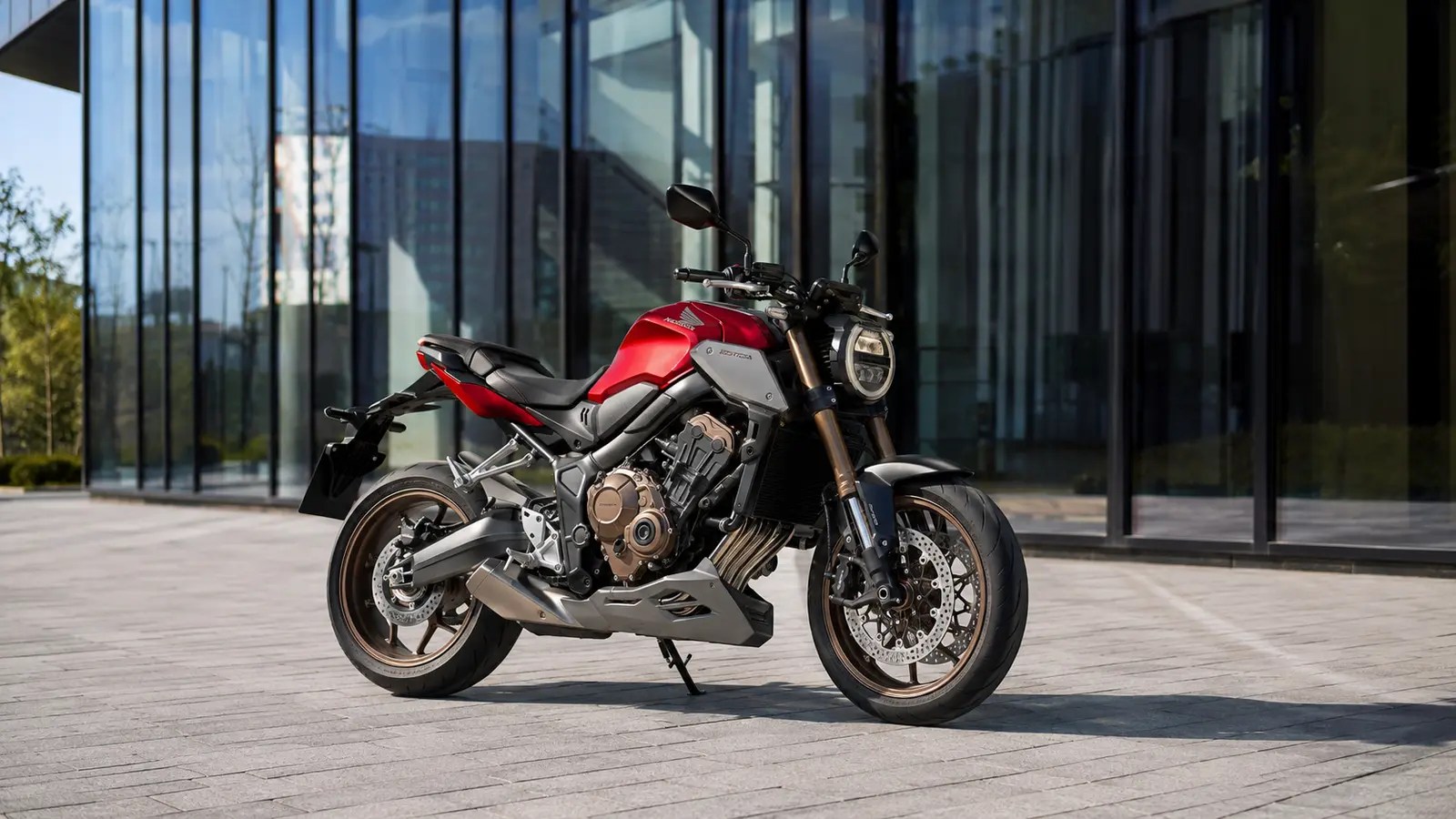 АВТО 1000119 красный Honda CB650R у стеклянного здания