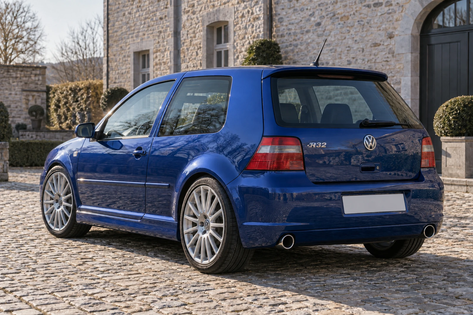АВТО 1008204 Фольксваген Гольф R32 синий Каменный двор