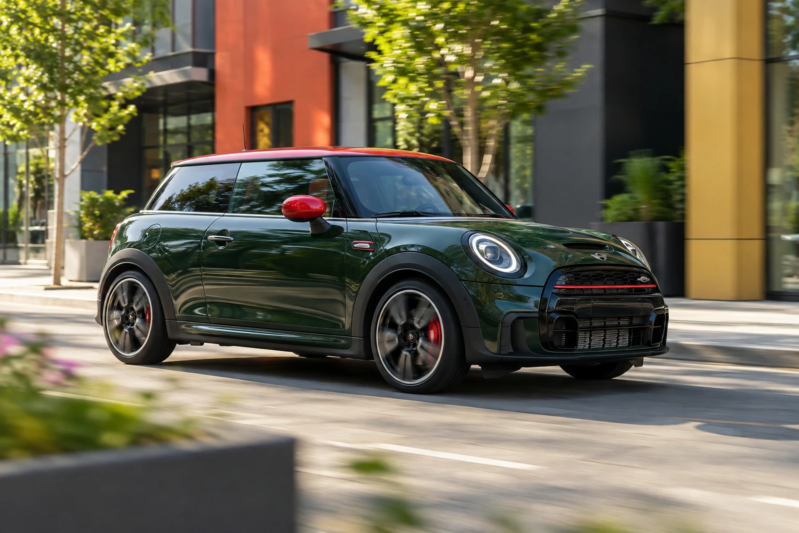 АВТО 1007518 зелёный MINI John Cooper Works на яркой городской улице