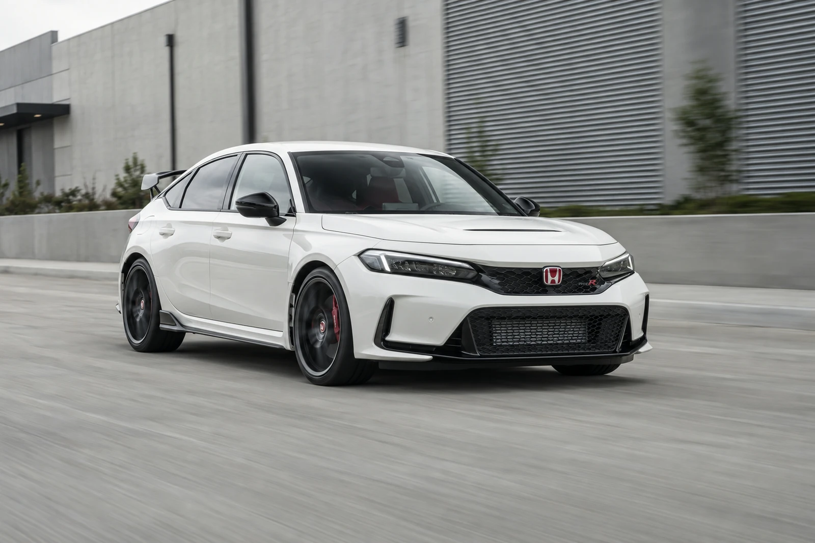 АВТО 1007544 белая Honda Civic Type R в индустриальном квартале