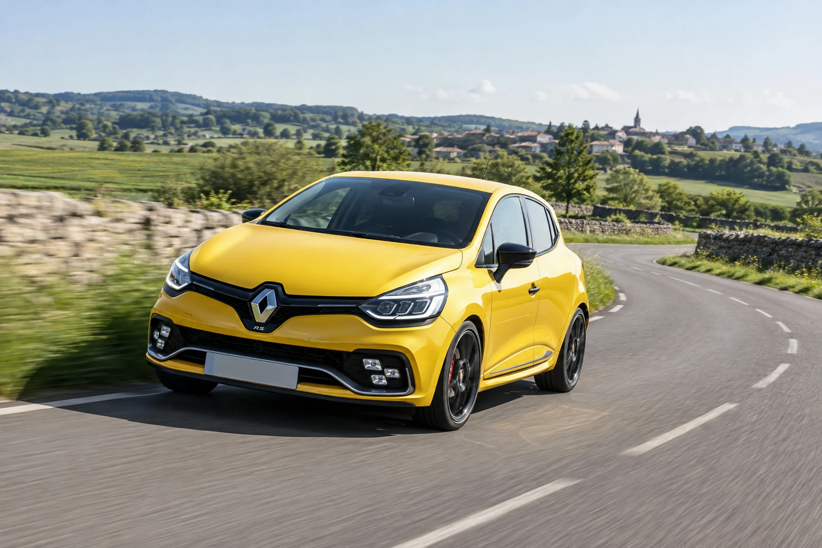 АВТО 1007584 жёлтый Renault Clio RS на сельской дороге