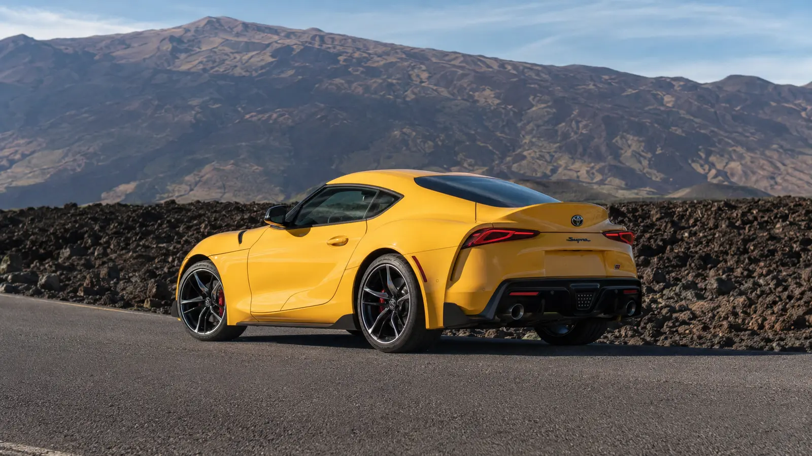 АВТО 1000248 жёлтый Toyota GR Supra A90 на вулканическом плато