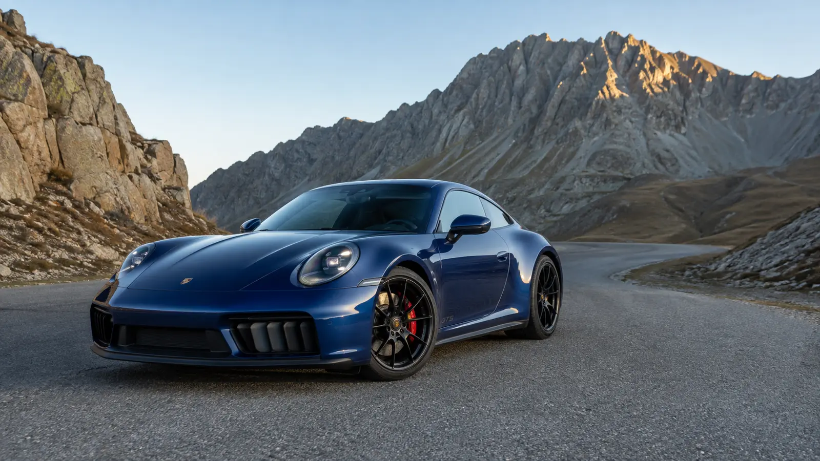 АВТО 1000162 синий Porsche 911 Carrera GTS на горном перевале