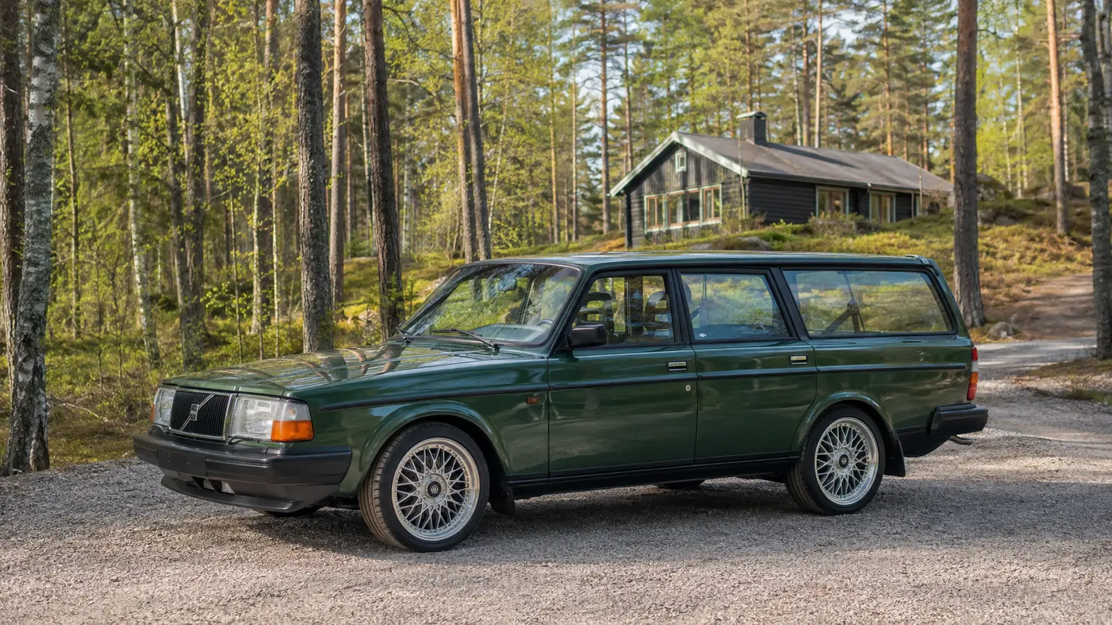 АВТО 1000232 тёмно-зелёный Volvo 240 универсал у лесного дома