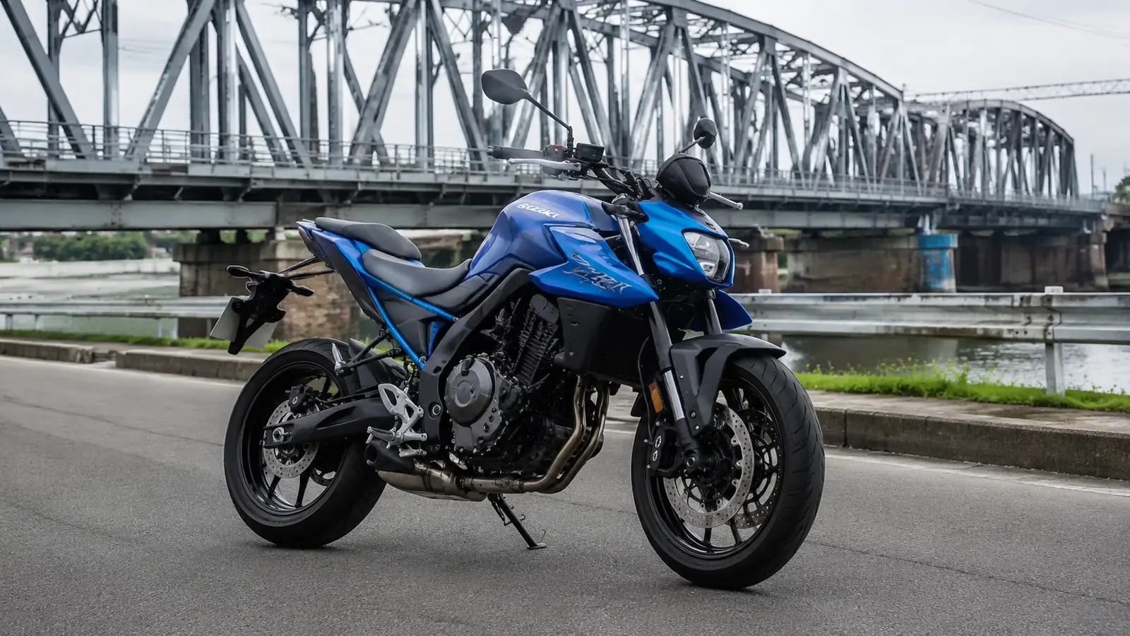 АВТО 1000299 синий Suzuki GSX-8S у стального моста