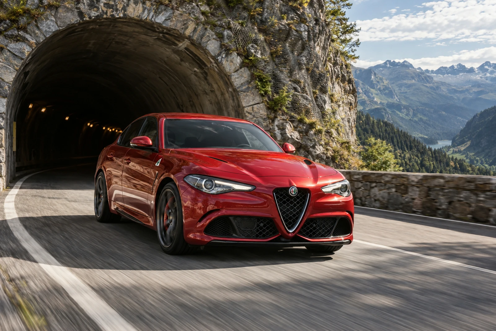 АВТО 1007500 красная Alfa Romeo Giulia на выезде из горного тоннеля