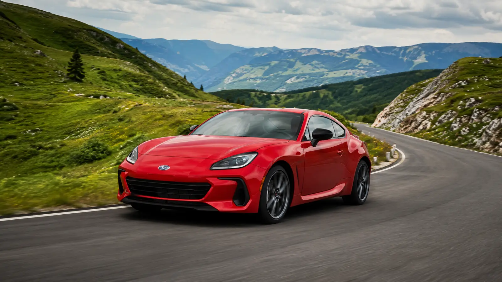 АВТО 1000239 красный Subaru BRZ на зелёной горной дороге