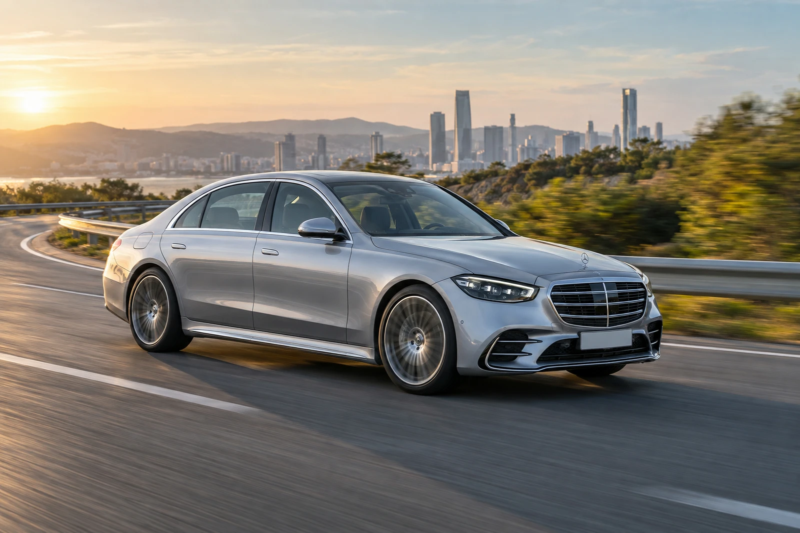АВТО 1007988 Мерседес S580 серебристый Городская эстакада