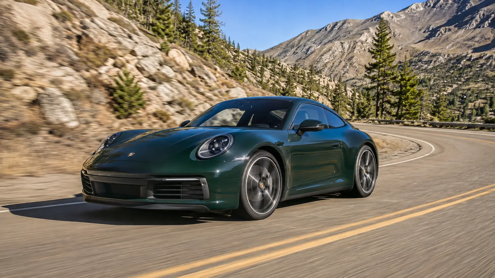 АВТО 1000116 зелёный Porsche 911 Carrera на горной дороге