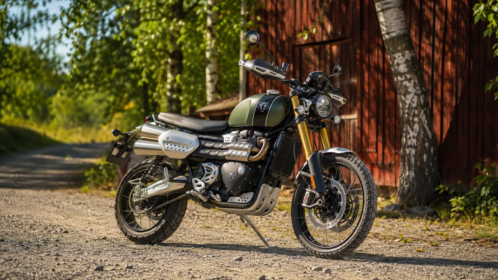 АВТО 1000241 оливковый Triumph Scrambler 1200 XE у красного сарая