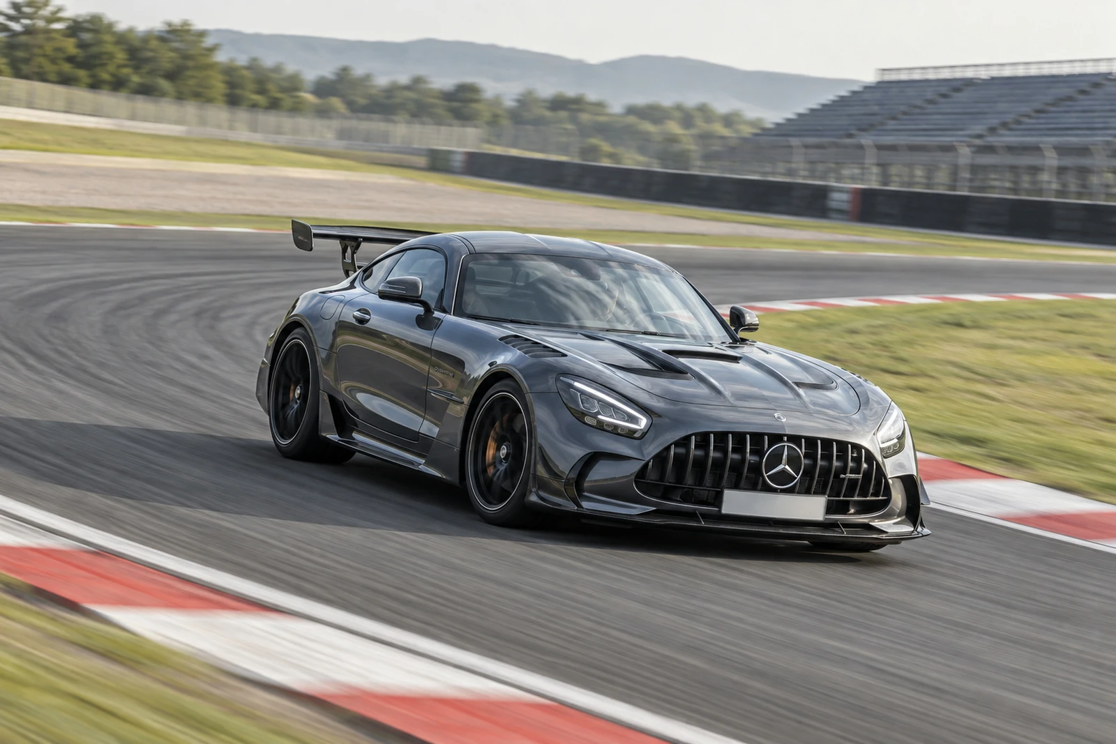 АВТО 1007698 Мерседес-AMG-GT-Black-Series-трек