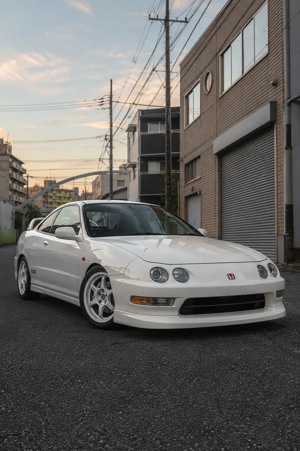 АВТО 1003958 белая Honda Integra Type R на рассветной улице Осаки