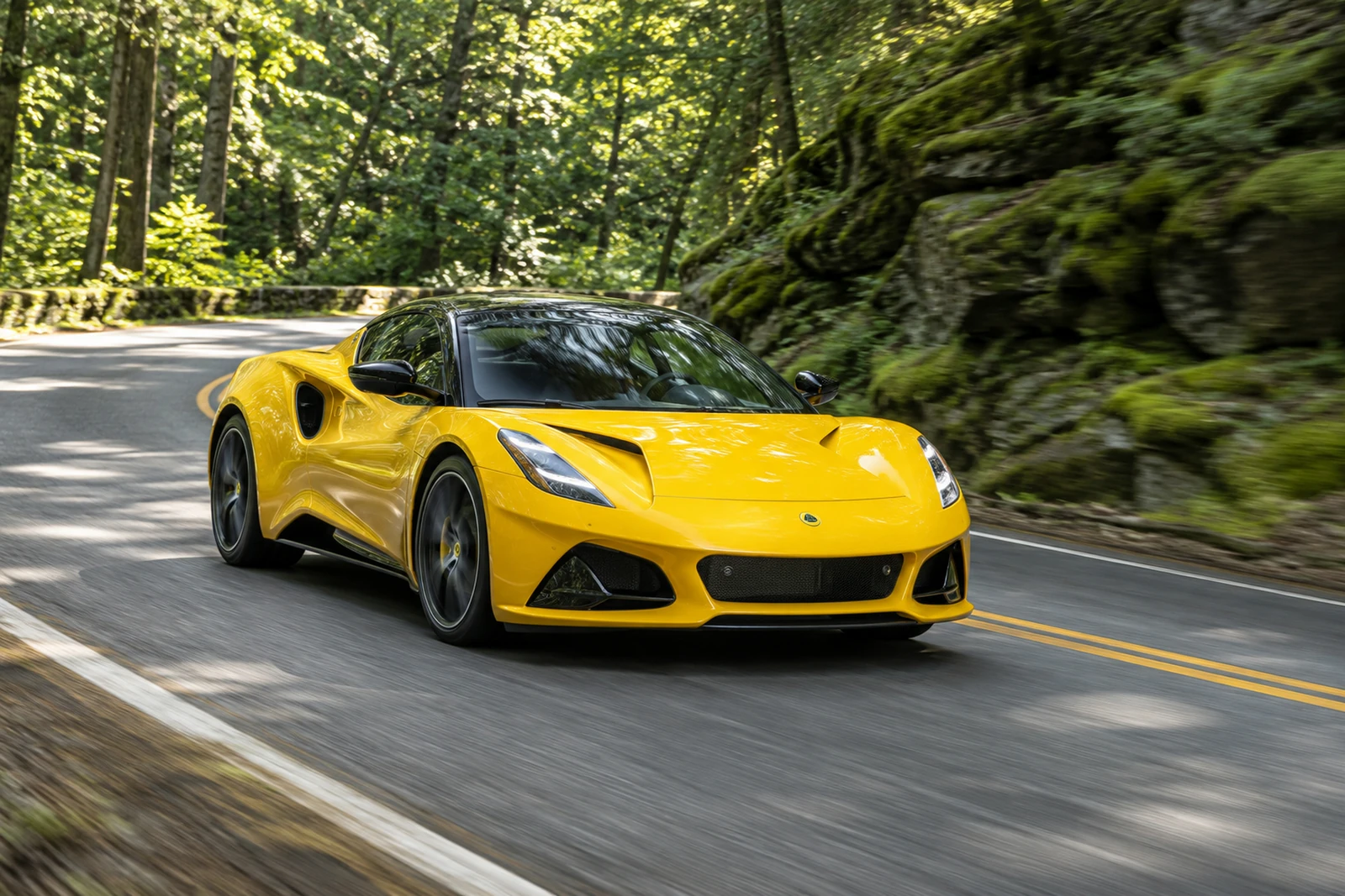 АВТО 1007628 жёлтый Lotus Emira на лесной дороге