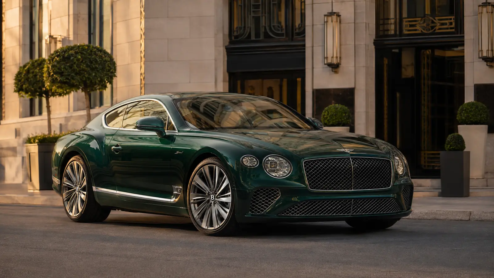 АВТО 1000202 тёмно-зелёный Bentley Continental GT Speed у отеля
