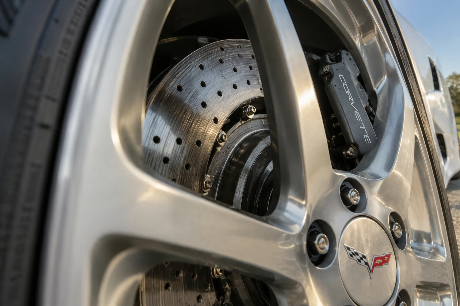 АВТО 1007118 Chevrolet Corvette C6 жемчужный белый тормоз и спица