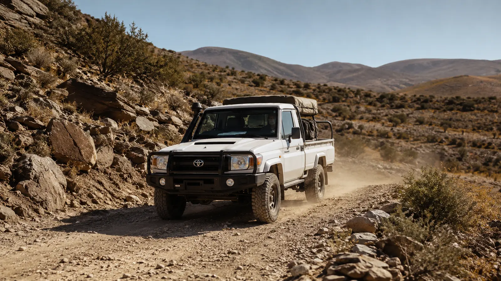 АВТО 1000074 белый Toyota Land Cruiser 70 на каменной дороге