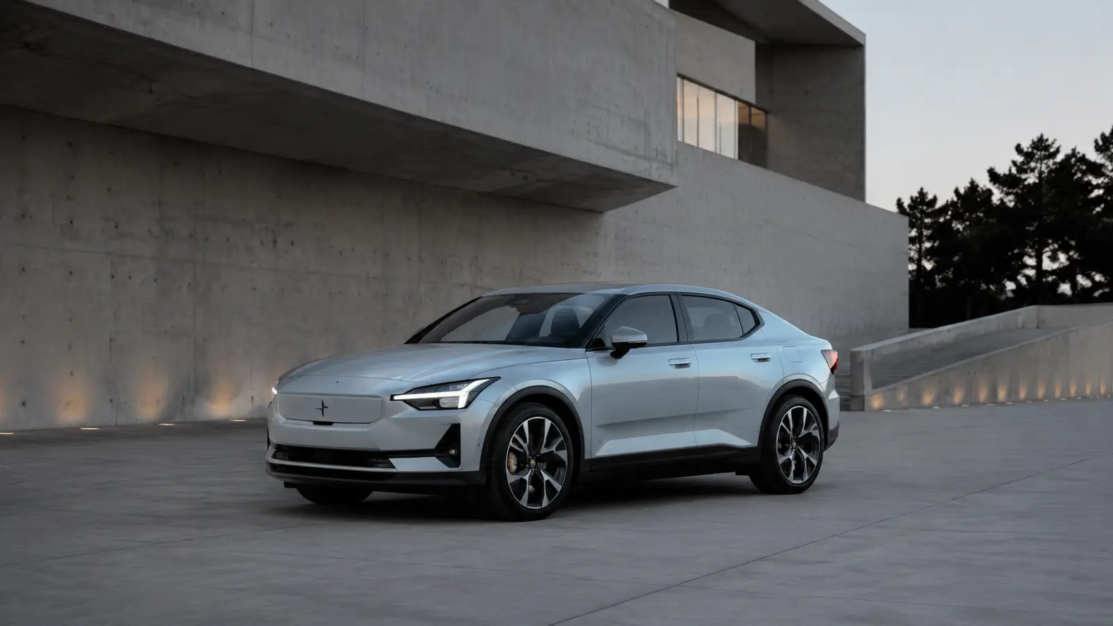 АВТО 1000069 серебристый Polestar 2 у музея