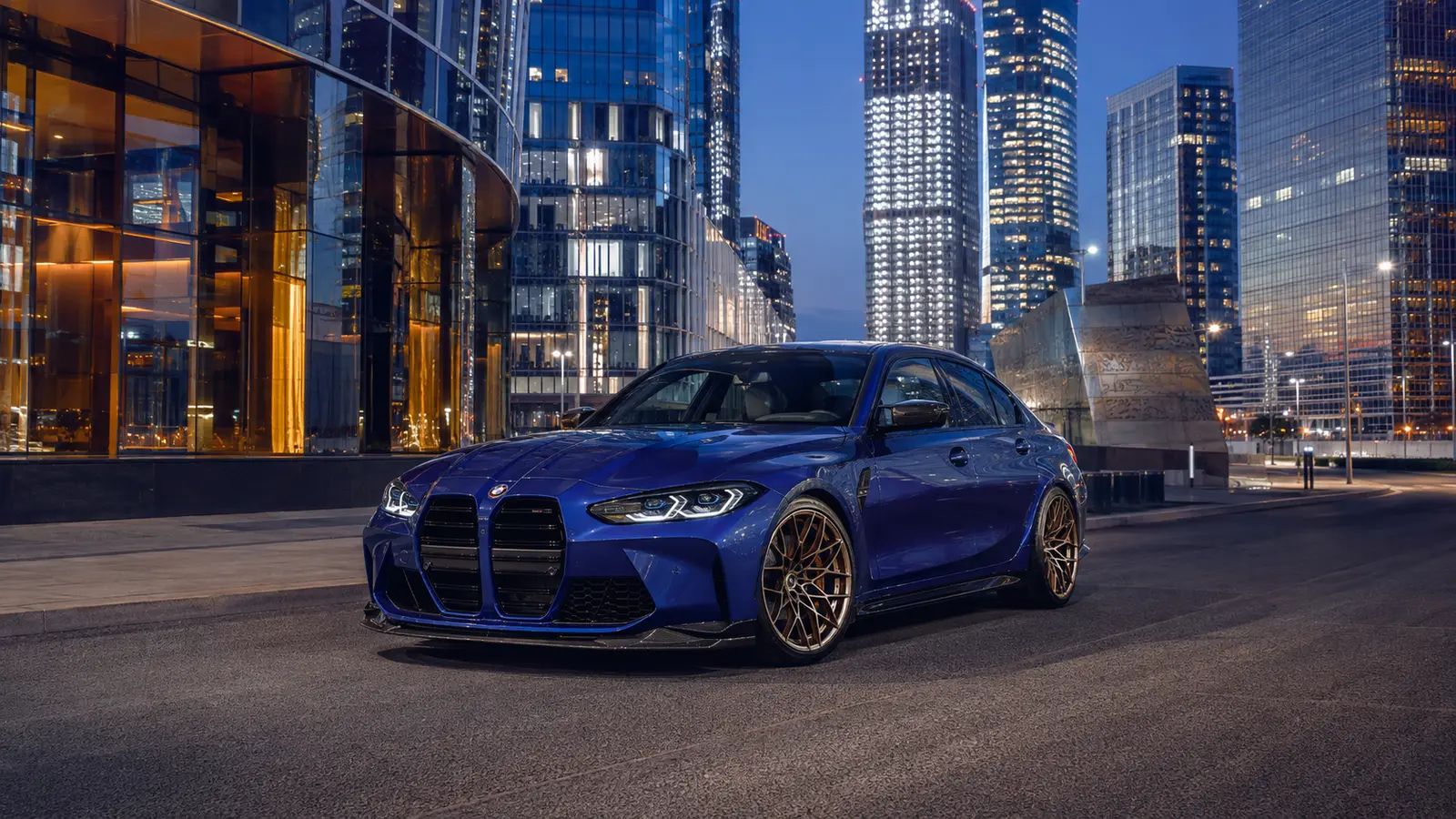 АВТО 1000272 синий BMW M3 G80 Competition в деловом квартале