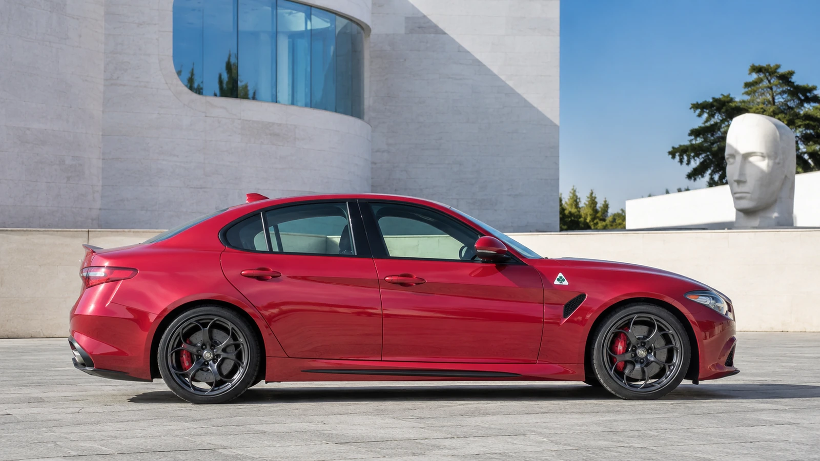 АВТО 1001265 красный Alfa Romeo Giulia у итальянского музея
