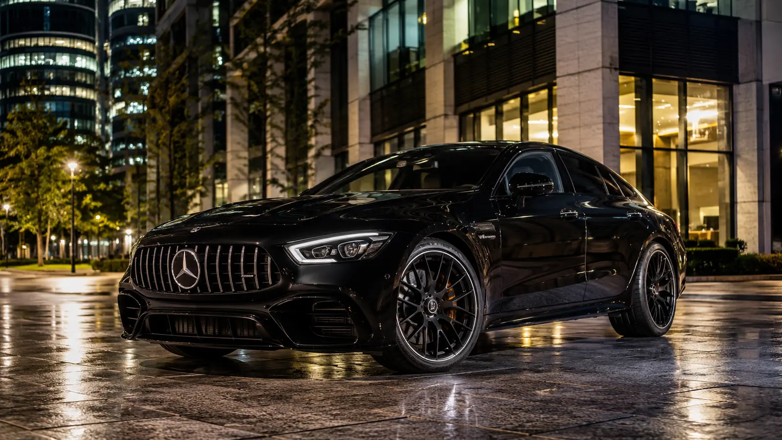 АВТО 1000310 чёрный Mercedes-AMG GT 63 S 4-Door Coupe на городском бульваре