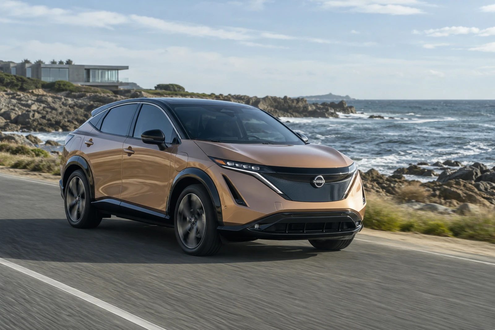 АВТО 1007624 медный Nissan Ariya на прибрежной дороге
