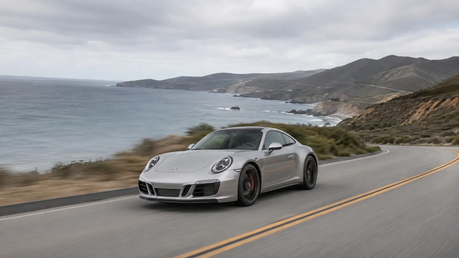 АВТО 1000043 серебристый Porsche 911 на побережье