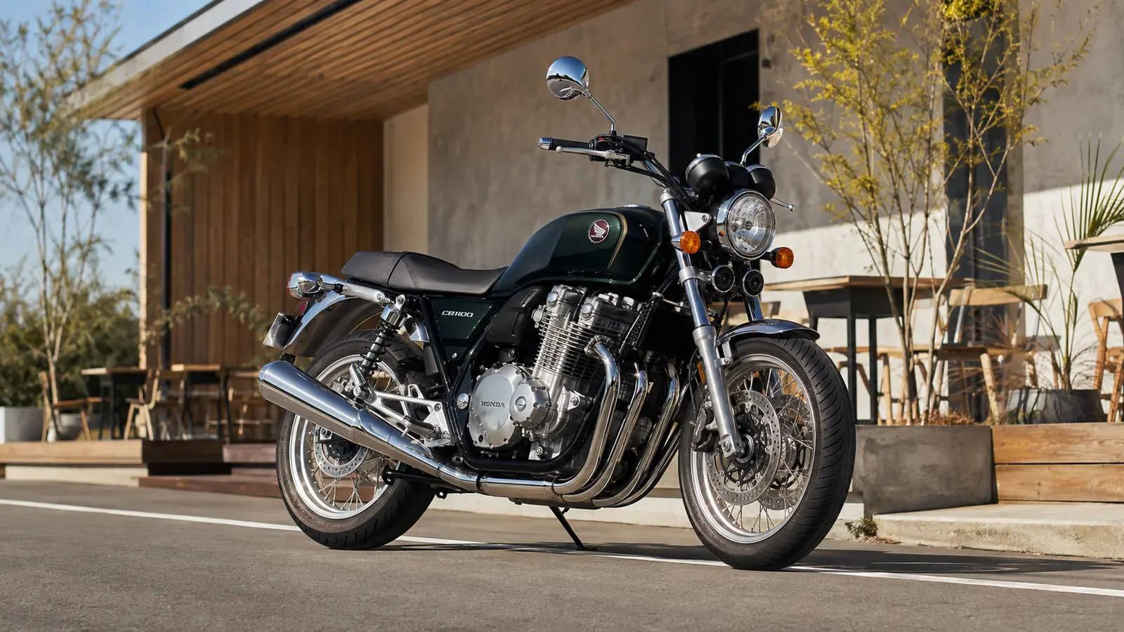 АВТО 1000191 зелёный Honda CB1100 EX у современного кафе