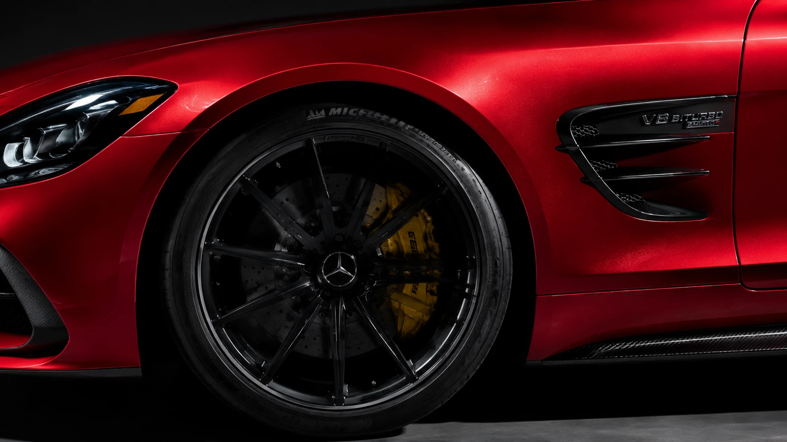 АВТО 1000747 крупный план колеса и фары Mercedes AMG GT