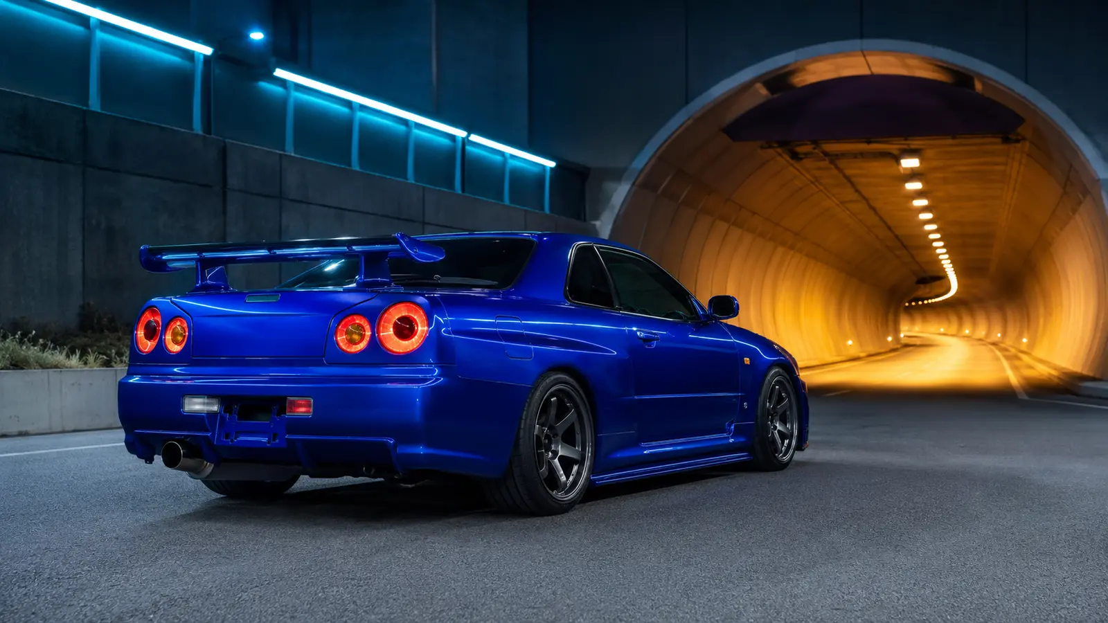 АВТО 1000559 синий Nissan Skyline GT R R34 у ночного тоннеля